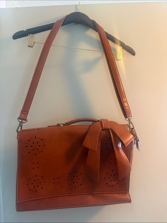 Ecosusi Handbags - Ecosusi Women's Tan Bow Accent Floral Detail Messenger Laptop Bag EUC